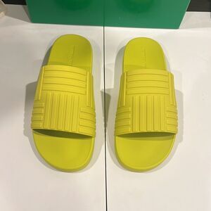 Brand new bottega venata slides with box